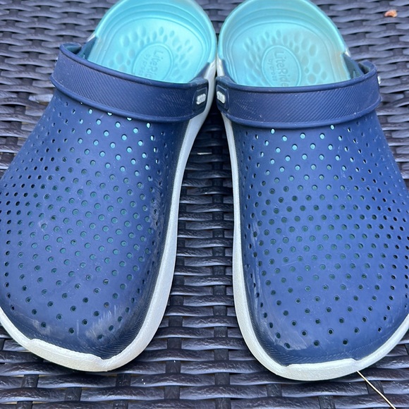 Women’s Crocs SZ 7 - Picture 4 of 6